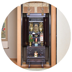 伝統的な和室に置かれた木製の仏壇の全景写真